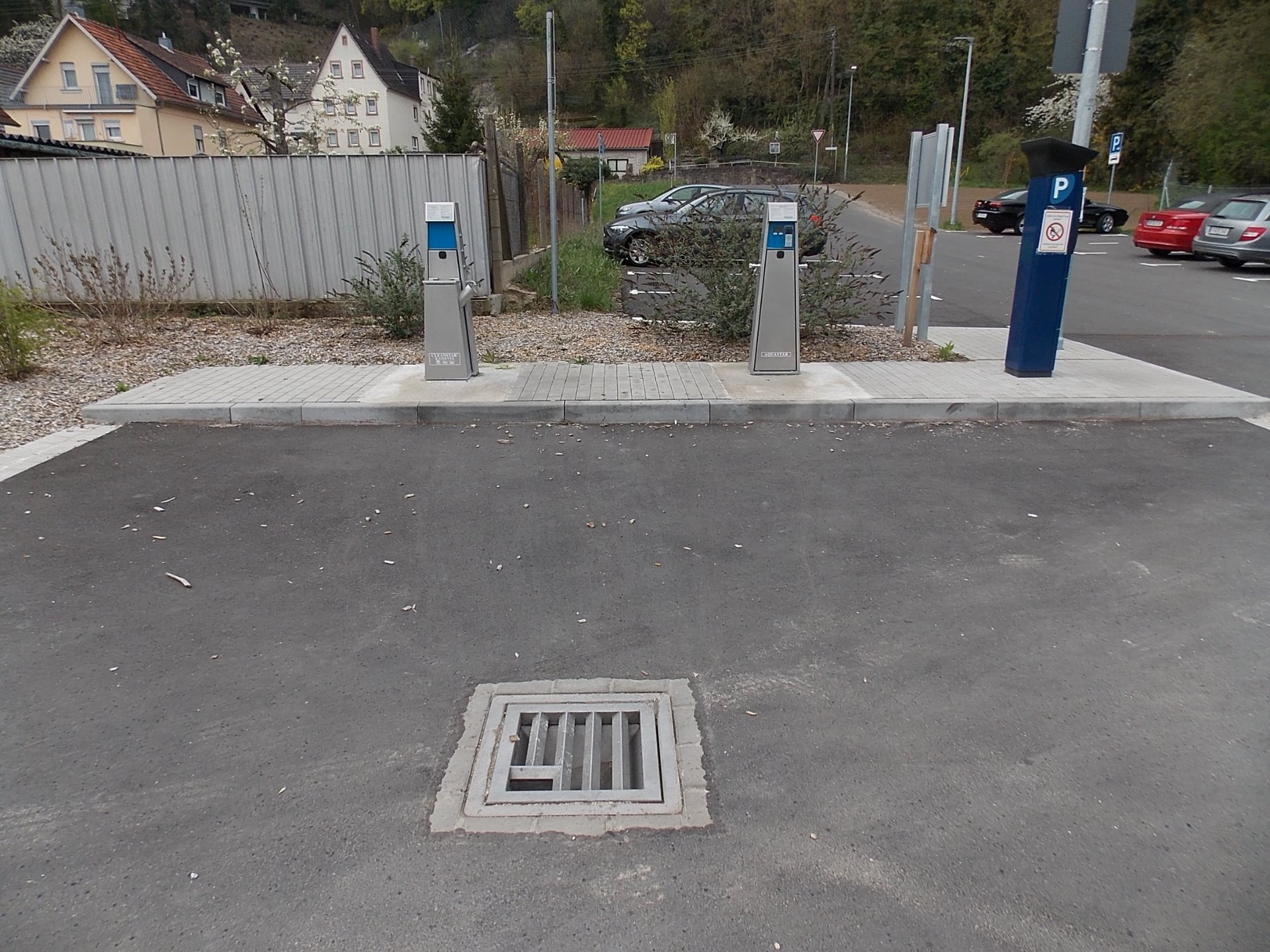 TOP: Der Kassetten-Ausguss mit Abstand zur Trinkwasser-Säule und der Bodenablass weit entfernt